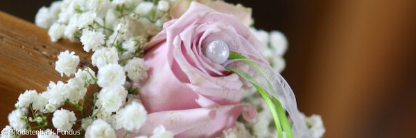 Kirchenbänke Blumenschmuck