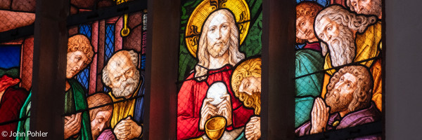 Darstellung des Abendmahls im Fenster der Kirche St. Johannis
