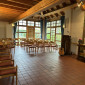 Gro&szlig;er Saal mit Altarbereich im Inneren
